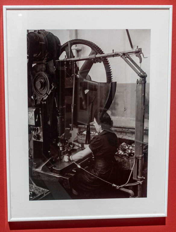 Ouvrière à l'orfèvrerie christofle (1943)