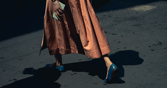 Mavi ayakkabılarla yürüyen kadın