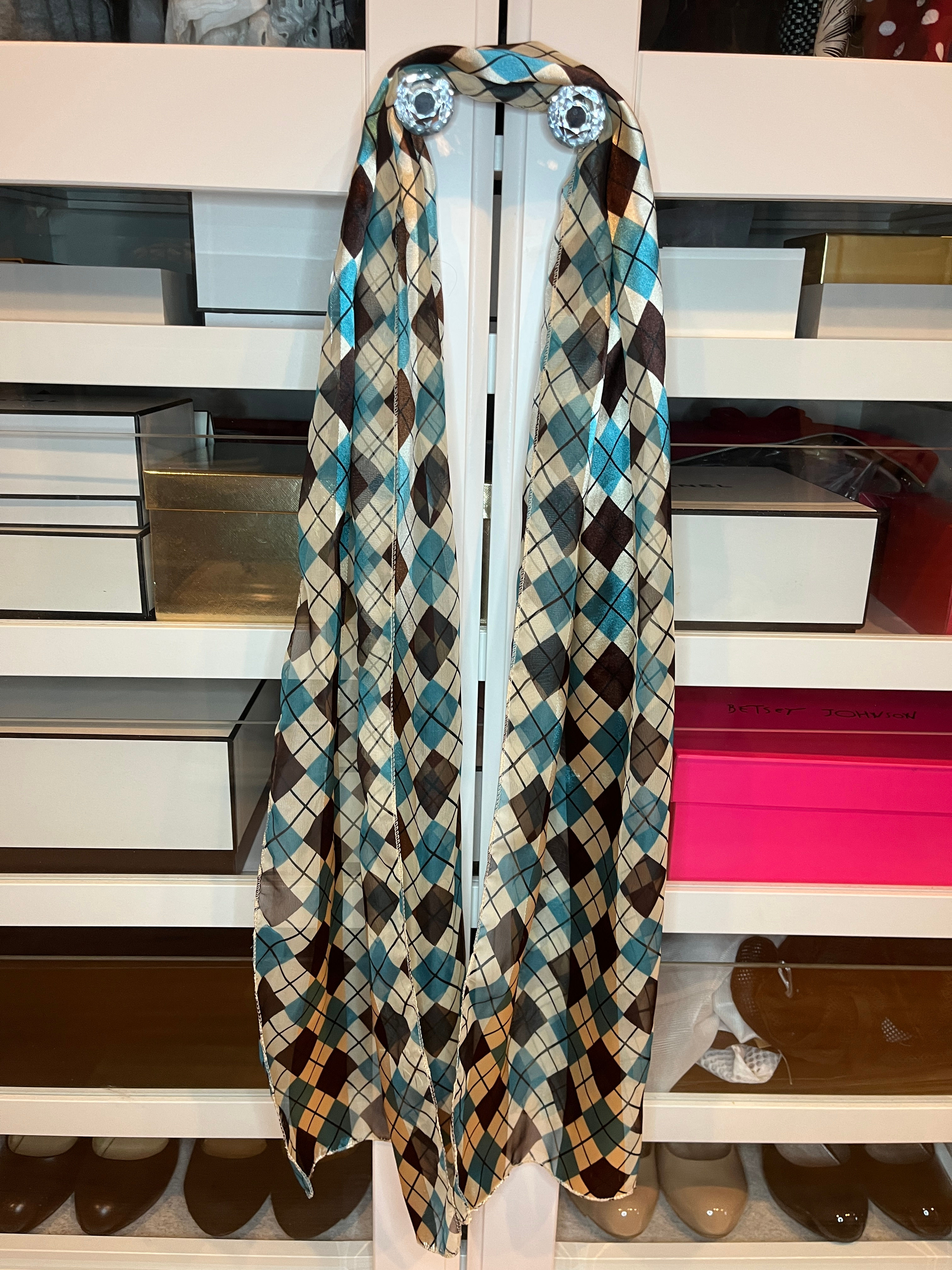 Scarf diamond pattern