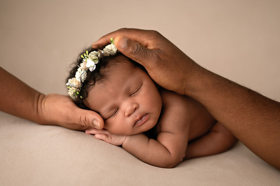 Photographie de naissance en studio à Dreux, détails des petits pieds d’un bébé lors d’un shooting photo.