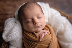 Accueillir un bébé, c’est vivre des instants uniques qui passent bien trop vite. Un shooting photo naissance dans mon studio photo à Dreux vous permet de capturer les premiers instants de votre nouveau-né, ses petits gestes et ses premiers sourires.  Spécialisée en photographie de naissance, j’accompagne les futurs parents et les mamans pour créer des souvenirs de naissance authentiques et intemporels. Chaque séance photo nouveau-né est préparée avec soin pour refléter votre histoire, dans une ambiance douce et cocooning.  Mon objectif ? Vous offrir des images de qualité professionnelle, des portraits de bébé à la fois naturels et artistiques, qui trouveront leur place dans votre album photo de naissance ou dans un cadeau de naissance original pour vos proches.
