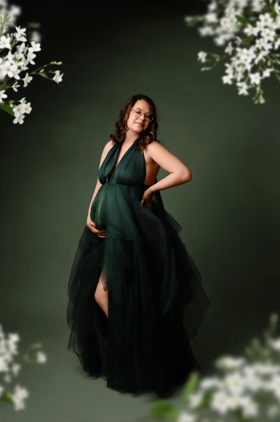 Future maman en robe verte lors d’une séance photo grossesse en studio à Dreux
