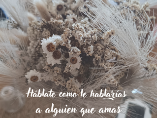 Flores sobre la mesa