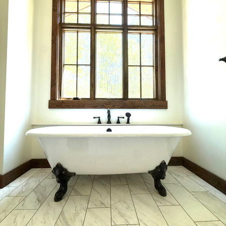 White clawfoot tub