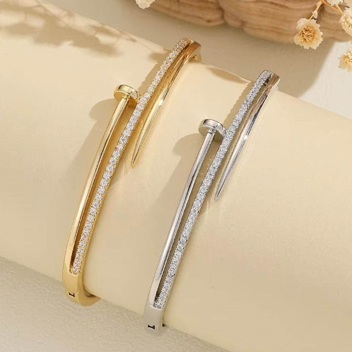A Copper Inlaid Zircon Series Adjustable Bracelet With A Sweet, Romantic And Nic