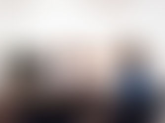 Médico en Quito explicando la preparación y el ayuno para una ecografía abdominal total a una paciente en el consultorio.