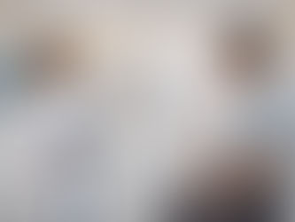 Médica explicando procedimiento de biopsia de hígado a paciente en clínica moderna con tomógrafo en Quito, Ecuador