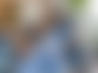 Mujer embarazada descansando en el sofá junto a su esposo en un departamento iluminado, ideal para ilustrar los cuidados de una amniocentesis evacuatoria en Quito.