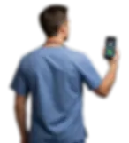 Médico con estetoscopio sosteniendo un celular mostrando una llamada entrante en la pantal