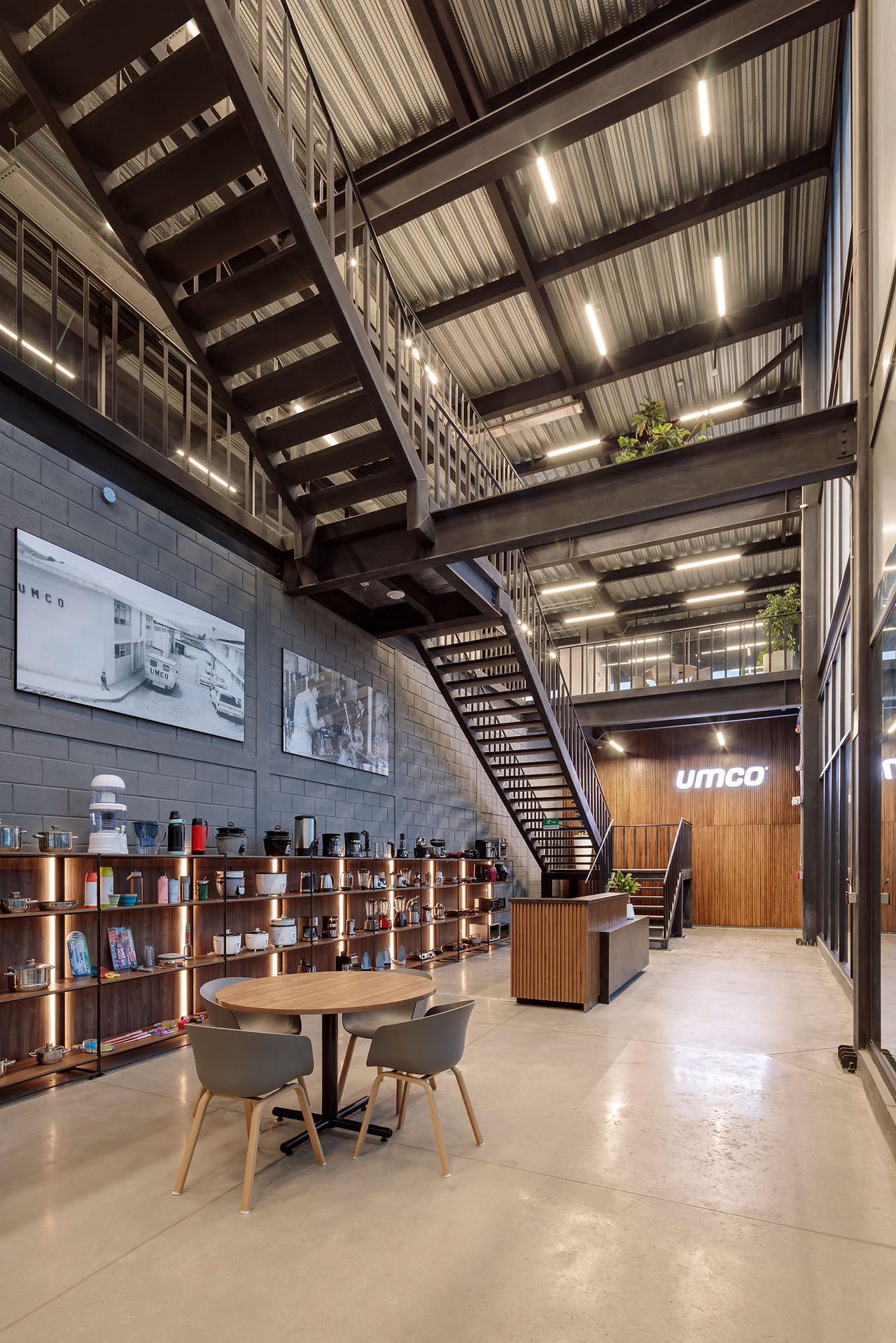  Decoración y remodelación de oficinas en Quito, Guayaquil y Cuenca con enfoque en ergonomía y diseño funcional para mejorar la productividad