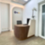 Recepción moderna de laboratorio clínico en Quito, con diseño funcional y detalles en madera para un