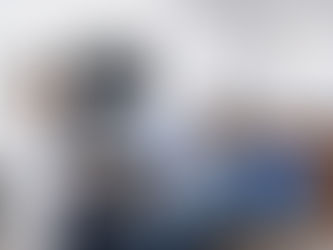 Ecografía transfontanelar en Quito realizada a un bebé con equipo de ultrasonido, acompañado por su madre y un médico especialista.