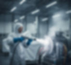 Limpieza segura con hielo seco para motores eléctricos y componentes no conductivos en industrias de Quito. Un técnico con traje de protección usa un equipo criogénico para limpiar un motor industrial, eliminando polvo y residuos sin riesgo de cortocircuitos.