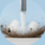 Impacto térmico del hielo seco en la limpieza criogénica, agrietando y comenzando a levantar la suciedad de la superficie industrial.