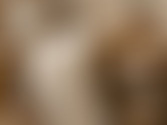 Detalle de mesa auxiliar y textiles orgánicos, decoración de interiores con materiales reciclados y estilo natural.