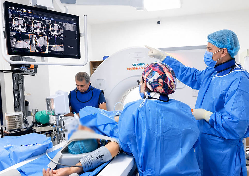 Equipo médico planifica una ablación de lesión hepática en Quito mediante imágenes de tomografía para un tratamiento mínimamente invasivo.