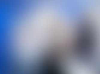 Paciente latino en resonancia magnética multiparamétrica en Inter-Medikum Quito mientras licenciado en radiología explica el procedimiento junto al equipo Siemens Magnetom Free.Star