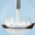 Fase inicial de la limpieza criogénica: una boquilla de chorreado proyecta pellets de hielo seco sobre una superficie con tierra y contaminantes.