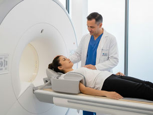 Doctor confortando a una paciente que se prepara para una resonancia magnética de hombro en Inter-Medikum, Quito.