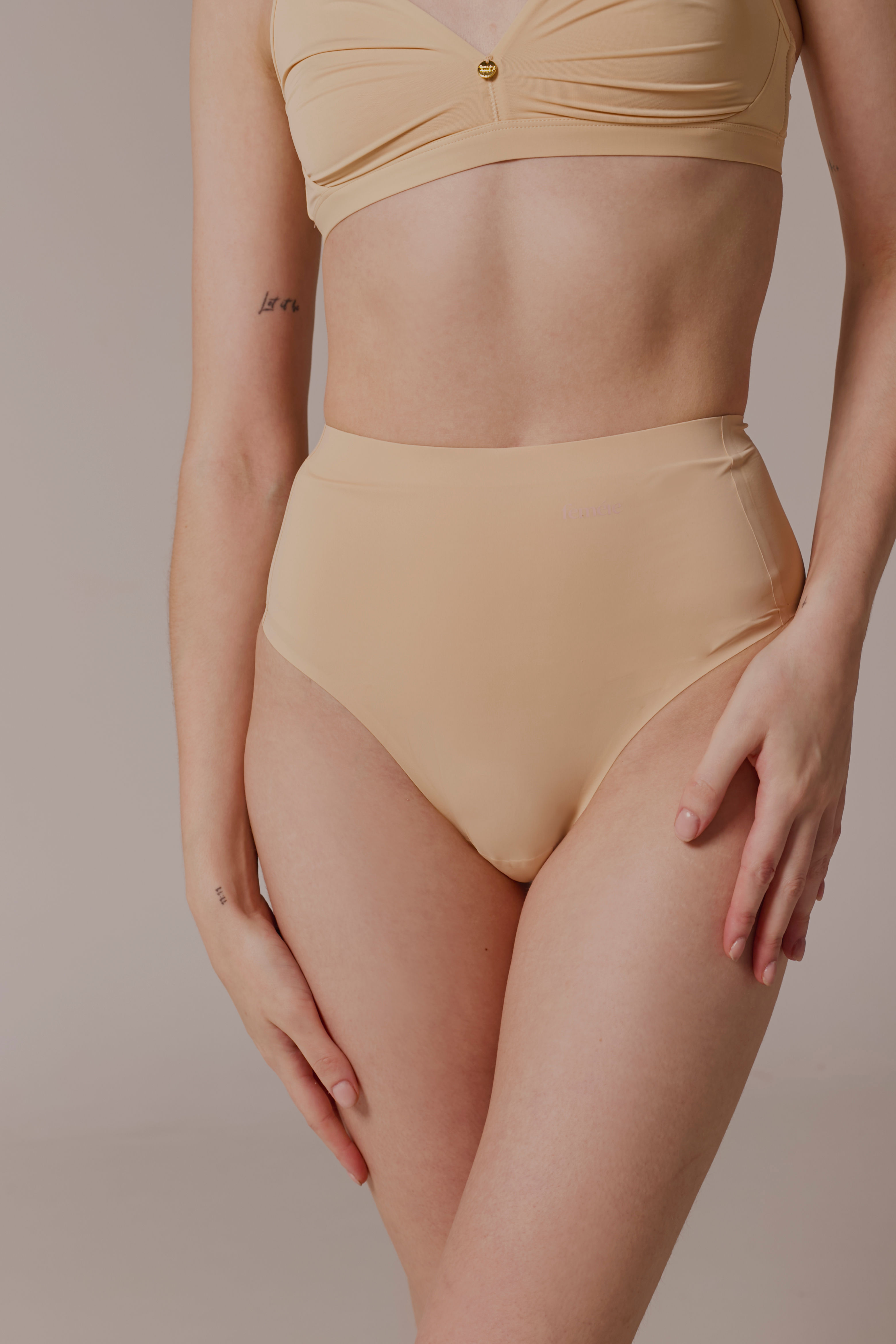 Thong sin costuras en color toasted almond.