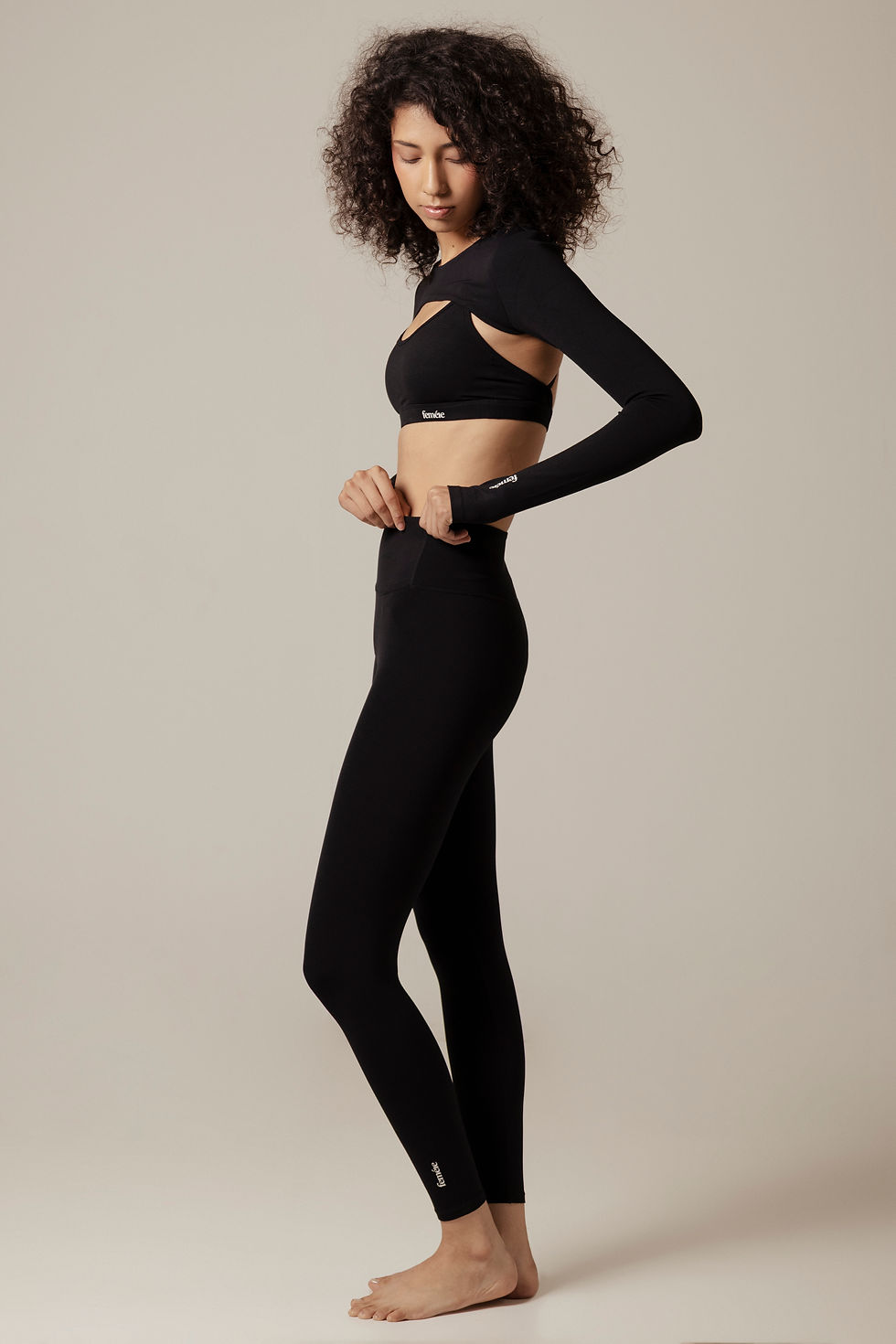 Mujer usando top deportivo negro con estilo sofisticado.