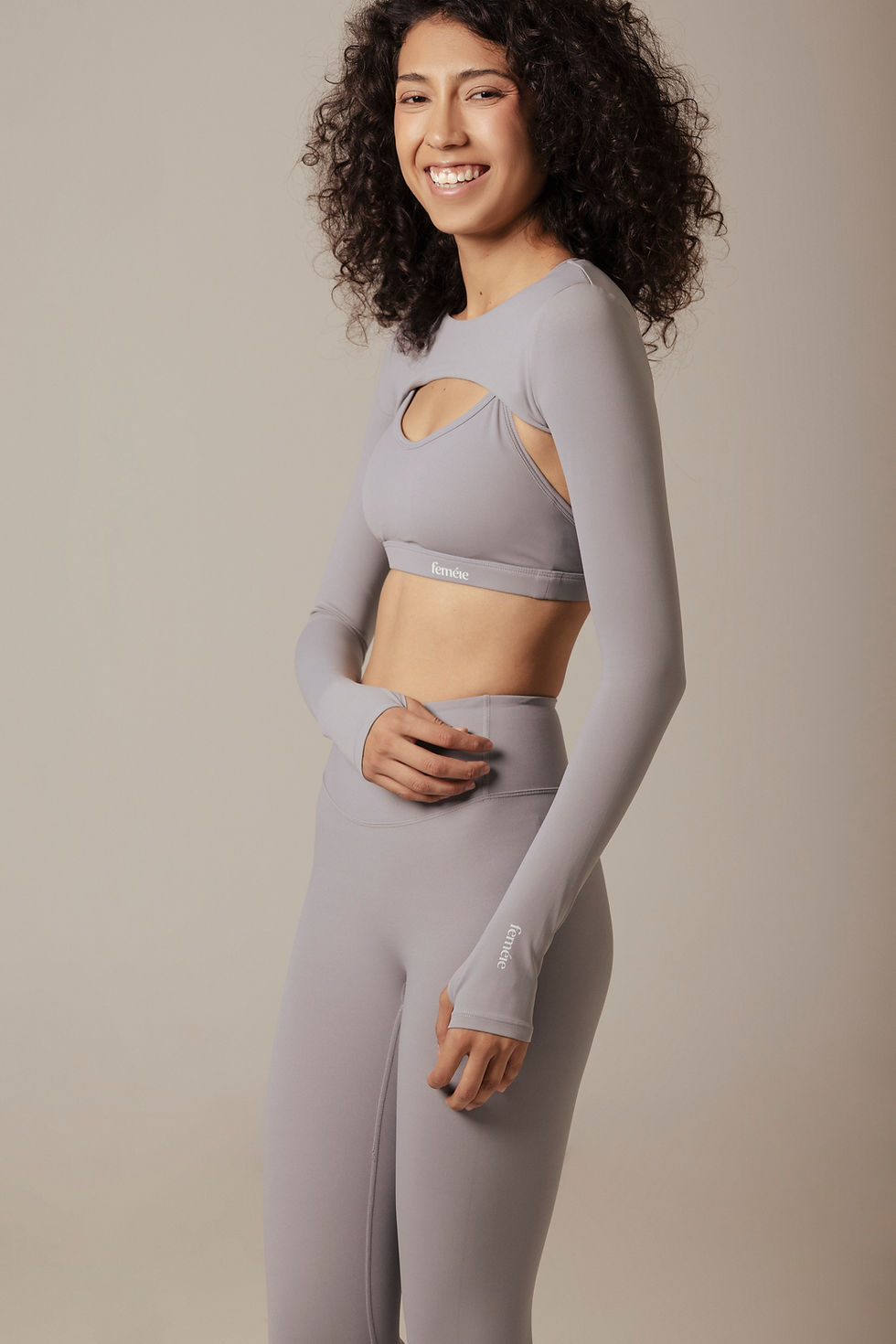 Cropped long sleeve en color gris para mujer activa.