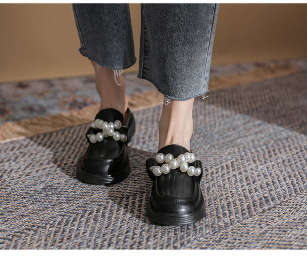 Thumbnail: Spring and summer trendy leather pearl slippers