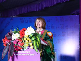 Rosalía Arteaga gradúa a jóvenes en la India