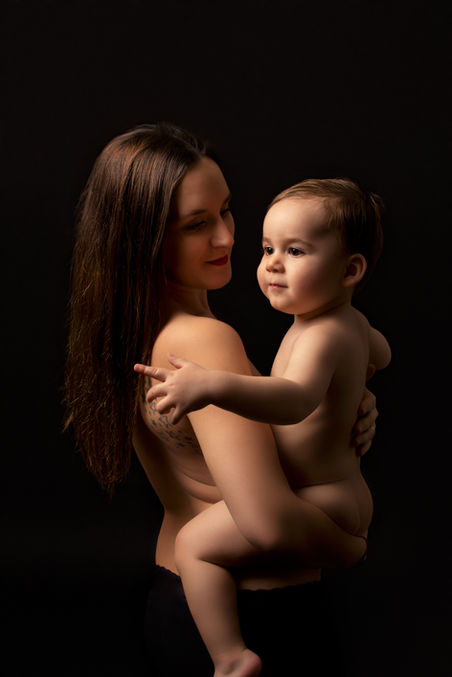 Séance photo d'une maman et son enfant dans ses bras