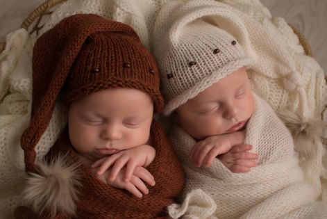 Séance nouveau né de jumeaux avec leur bonnet