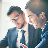 Homens em uma reunião