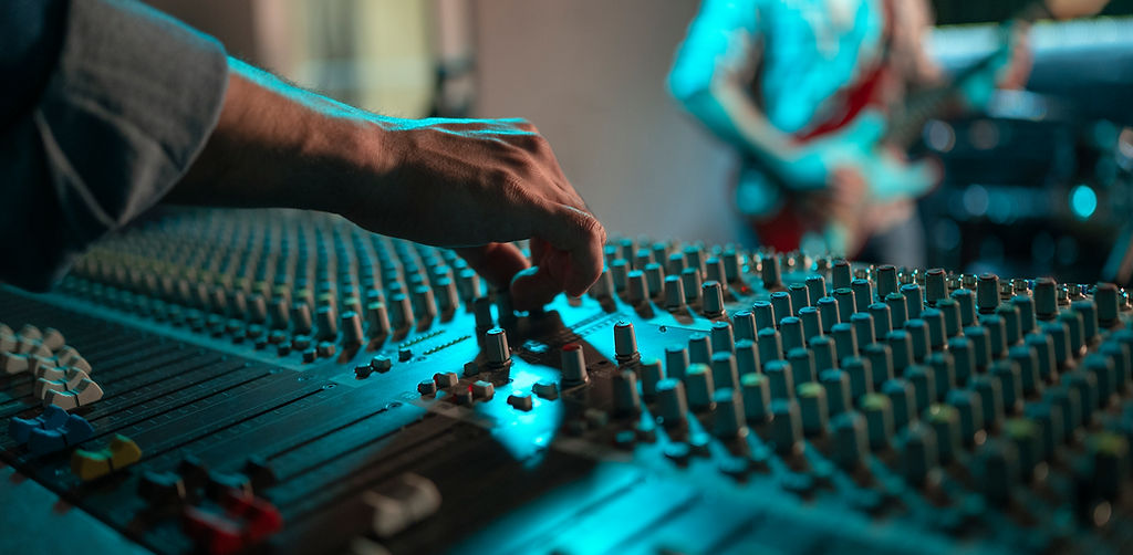 musico-de-vista-lateral-trabalhando-em-estudio.jpg