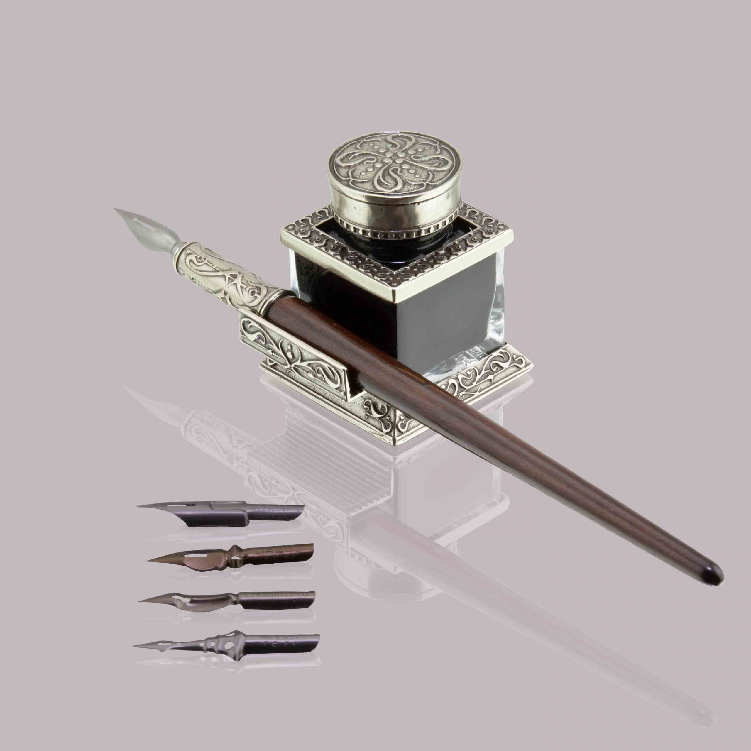 Set Scrittura Con Penna In Legno e Calamaio Cesellato