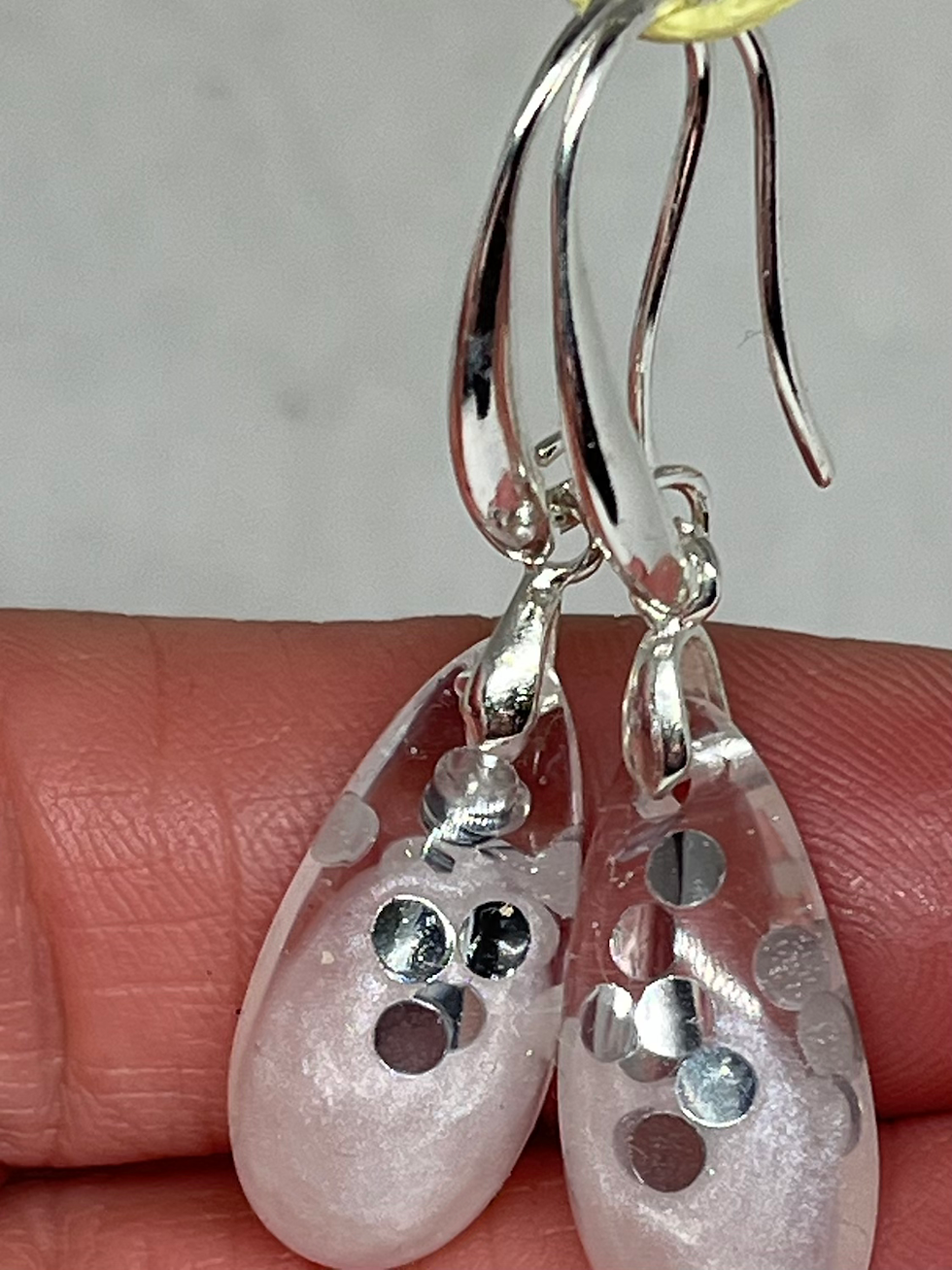 Thumbnail: Romige oorbellen met zilver 