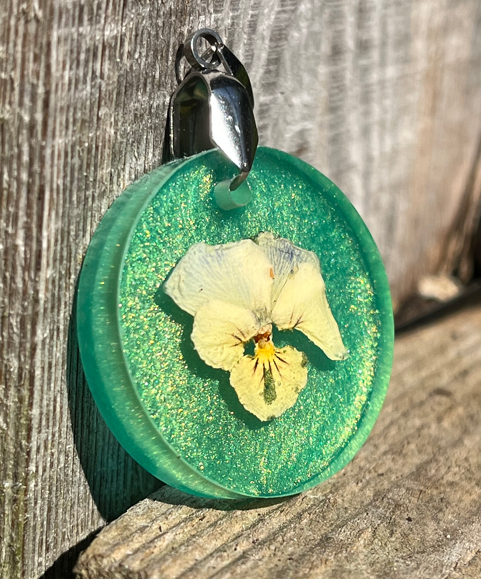 Thumbnail: Groene hanger met viooltje