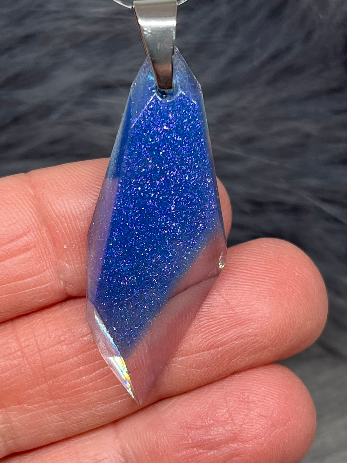 Blauwe gefacetteerde hanger 