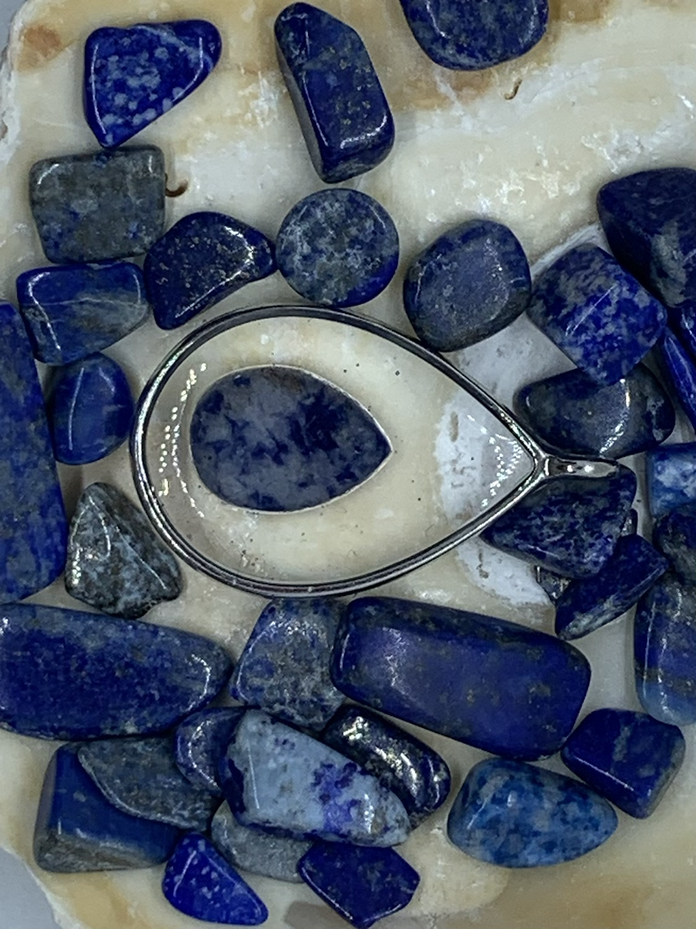 Thumbnail: Druppelvormige hanger met lapis lazuli