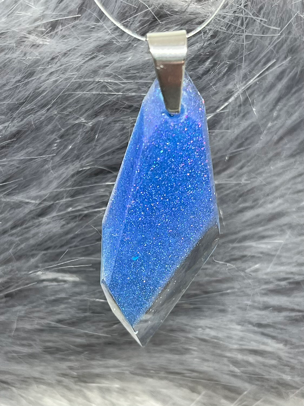 Thumbnail: Blauwe gefacetteerde hanger 