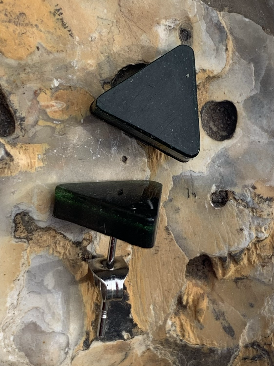 Zwartgroene driehoekoorstekers