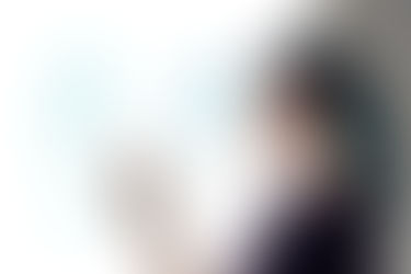 Mulher utilizando interface de inteligência artificial com identificação por biometria e análise de dados