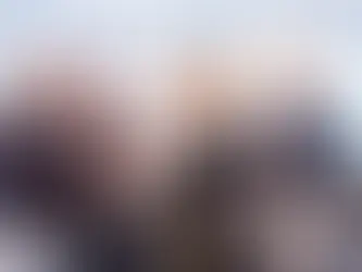 equipe dando os parabéns para uma mulher