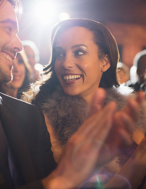 Gros plan de claquements couple dans le théâtre