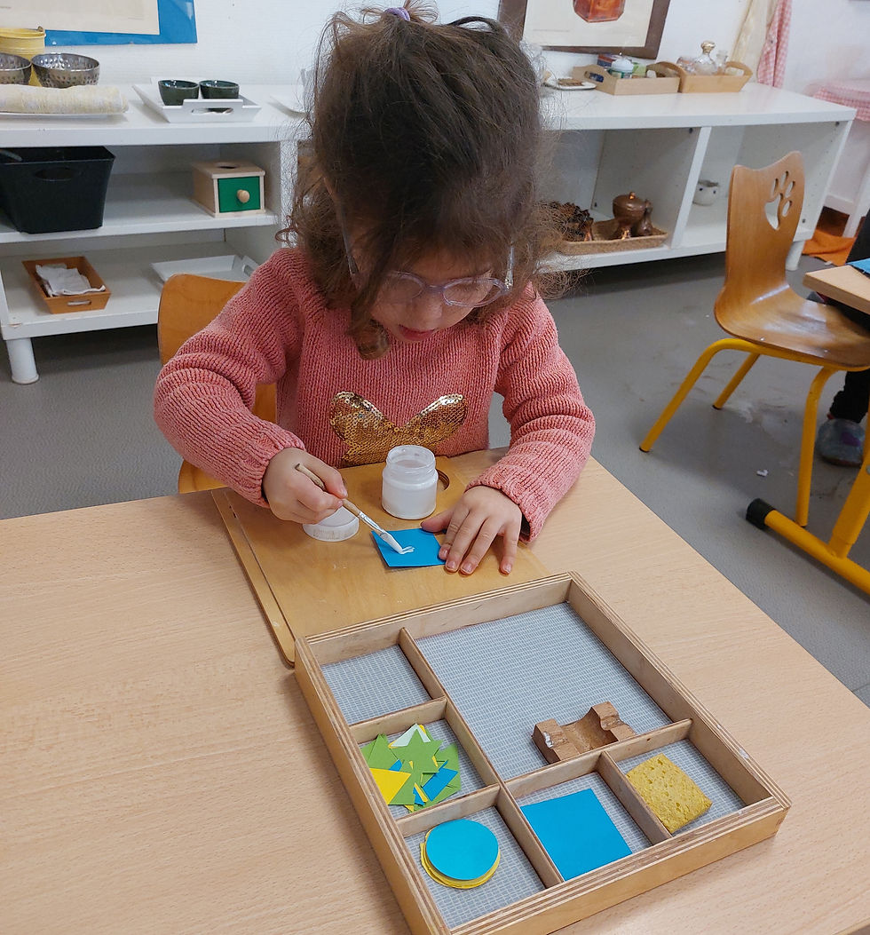 Coller du papier - Emma