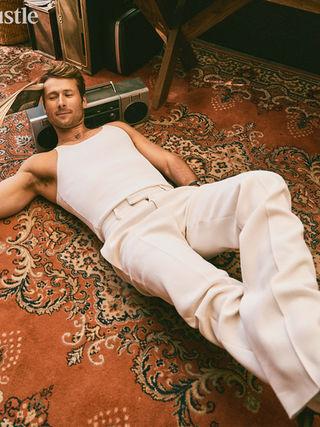 BUSTLE | GLEN POWELL