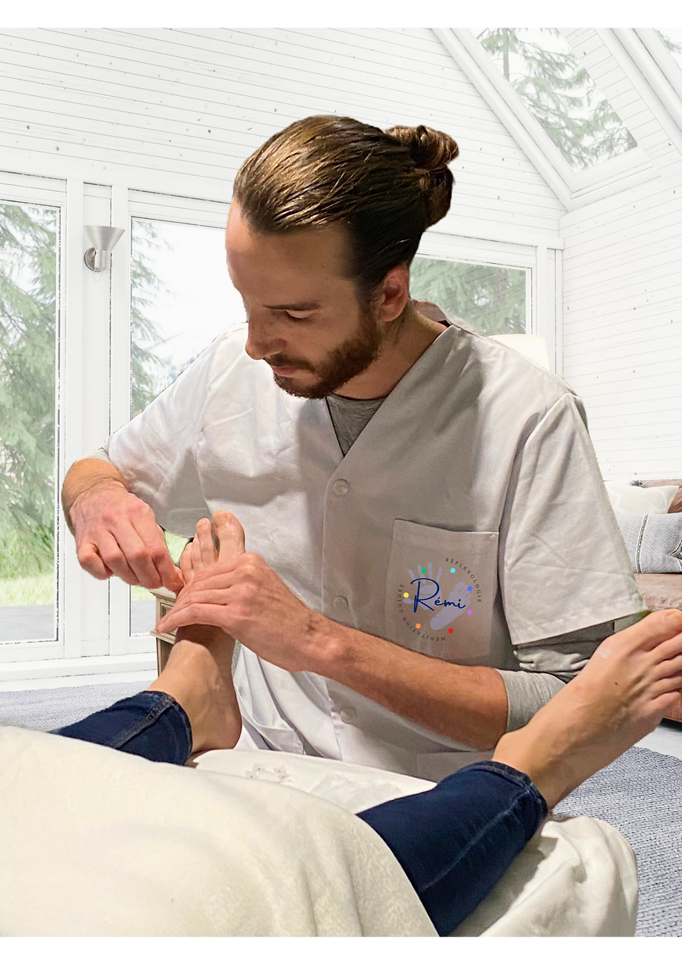 Rémi, réflexologue à Sélestat, en séance de réflexologie plantaire au Centre Canopée