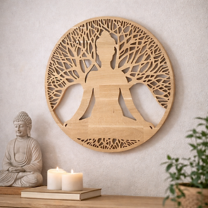 Décoration murale arbre de vie en bois avec silhouette de méditation dans un intérieur zen
