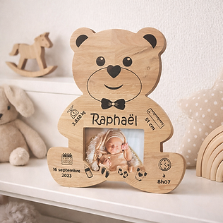 Cadre photo de naissance personnalisé en bois dans une chambre d’enfant