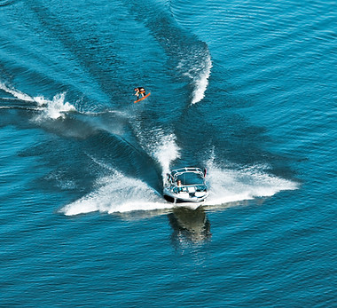 Sci nautico e giochi da traino in gommone