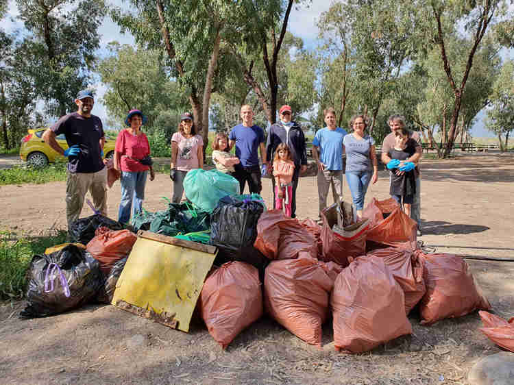 חברי ניר דוד במבצע לנקות את הטבע והסביבה