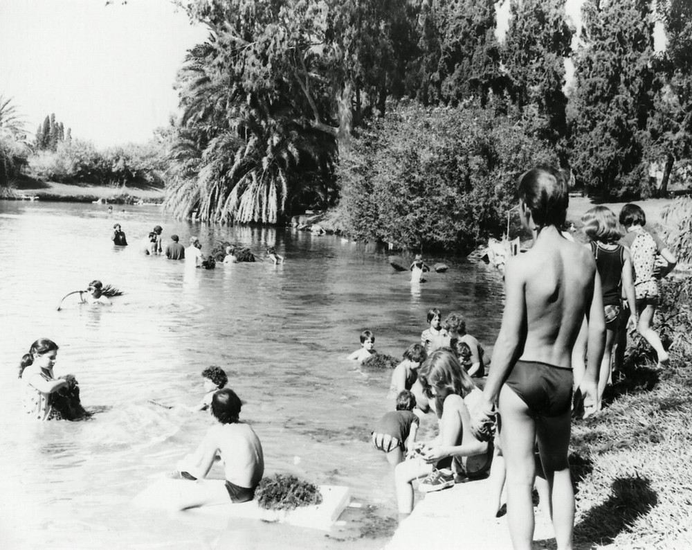 1981 - גיוס להוצאת בוץ וסחף. כל הילדים והנוער נרתמים לעבודה הקשה.